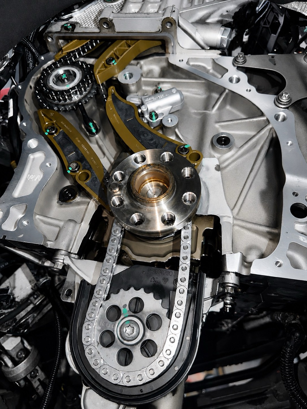 Façade moteur BMW ouverte avec chaîne de distribution neuve installée