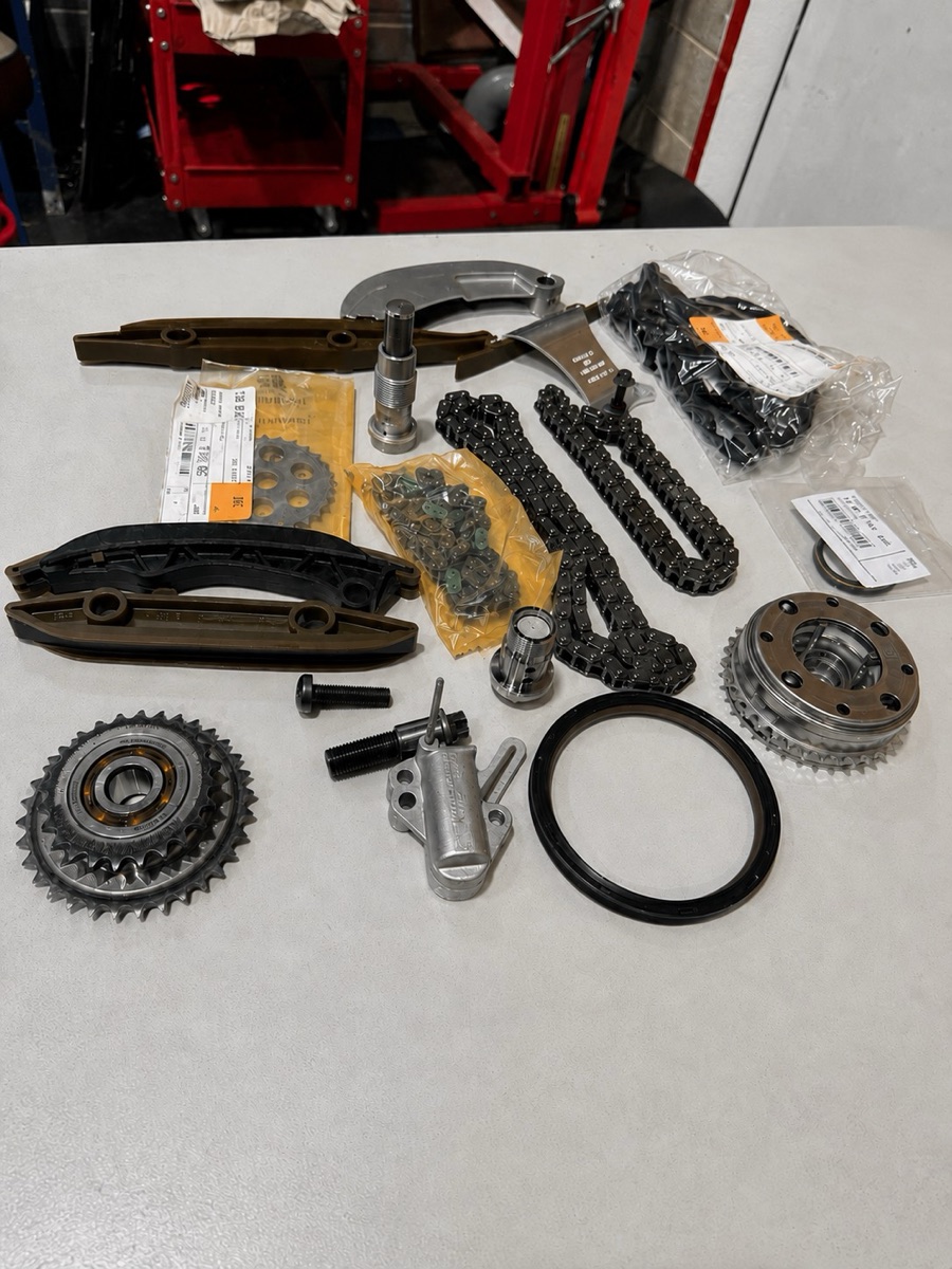 Pièces du kit de distribution BMW préparées sur l'établi avant montage
